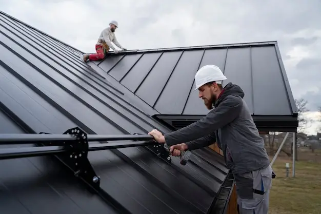 homme travaillant ensemble sur un toit