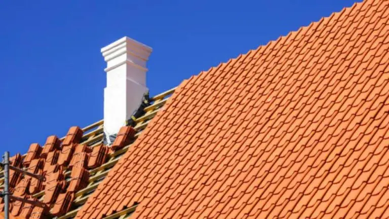 toit en renovation avec des tuiles non mise
